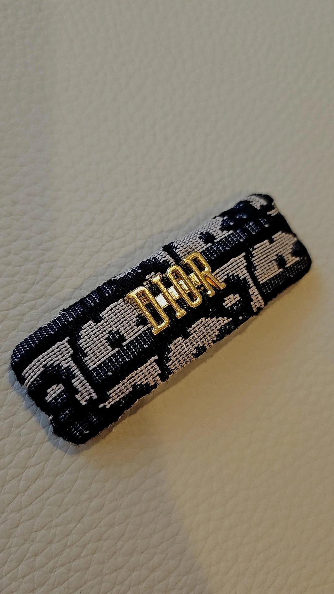 G, F, D hair clips