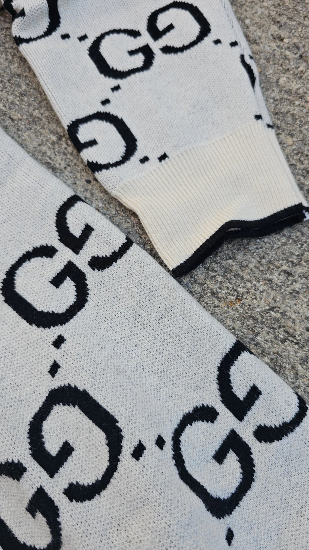 G Sweater beige+black runs big preorder