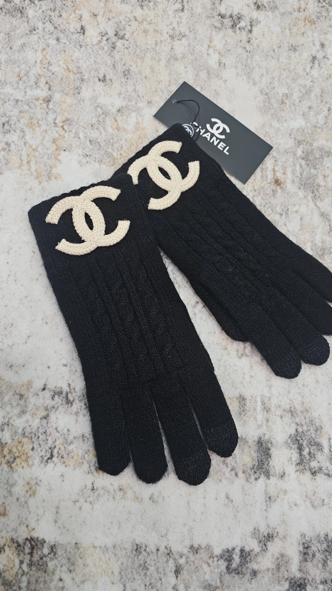 Wool knit C Black and white gloves