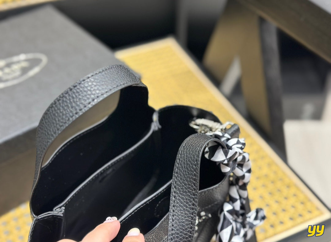 White P Bag with chain 888 preorder