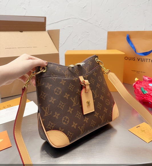 L Bag with tag preorder
