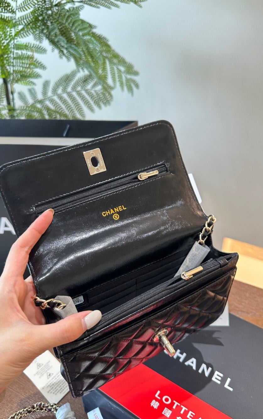 C Black medium shiny bag with handle preorder