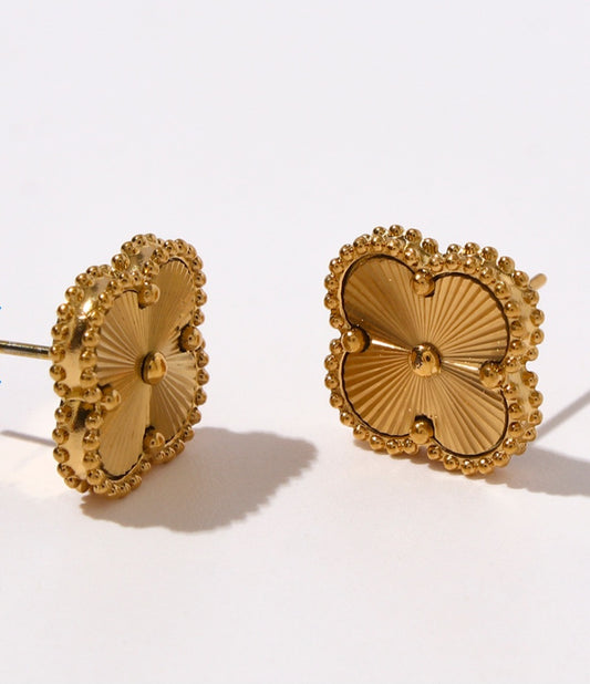 Gold stud V earrings preorder
