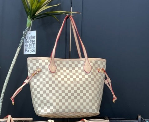 L V White tote 44x30x18cm preorder