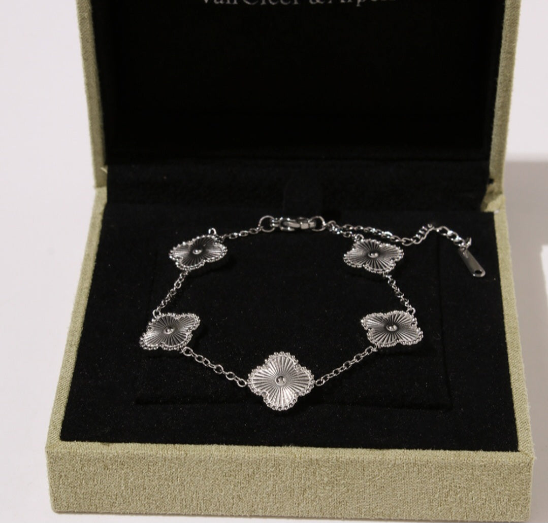 Clover Silver Bracelet Platinum Plated preorder