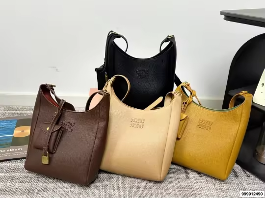 Black leather MM 25x20cm small tote crossbody bag