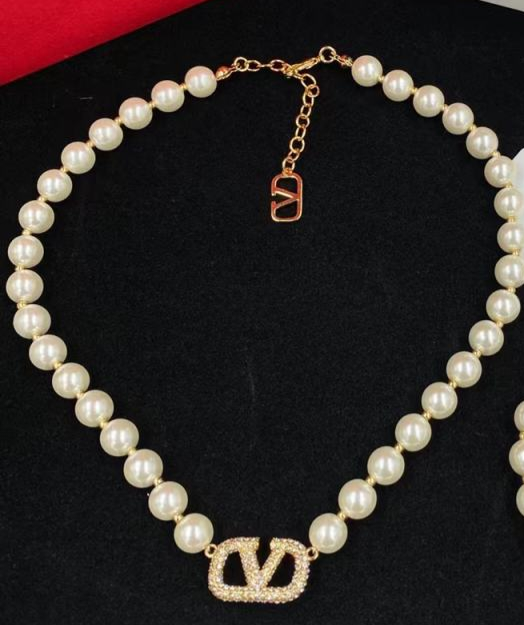V pearl necklace
