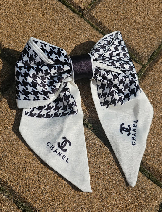 Black and off white C bow
