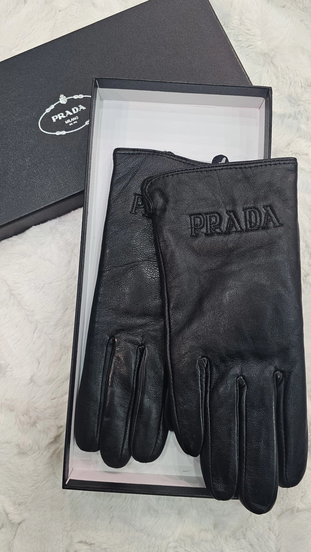 P leather gloves fleece lined with box run small with box