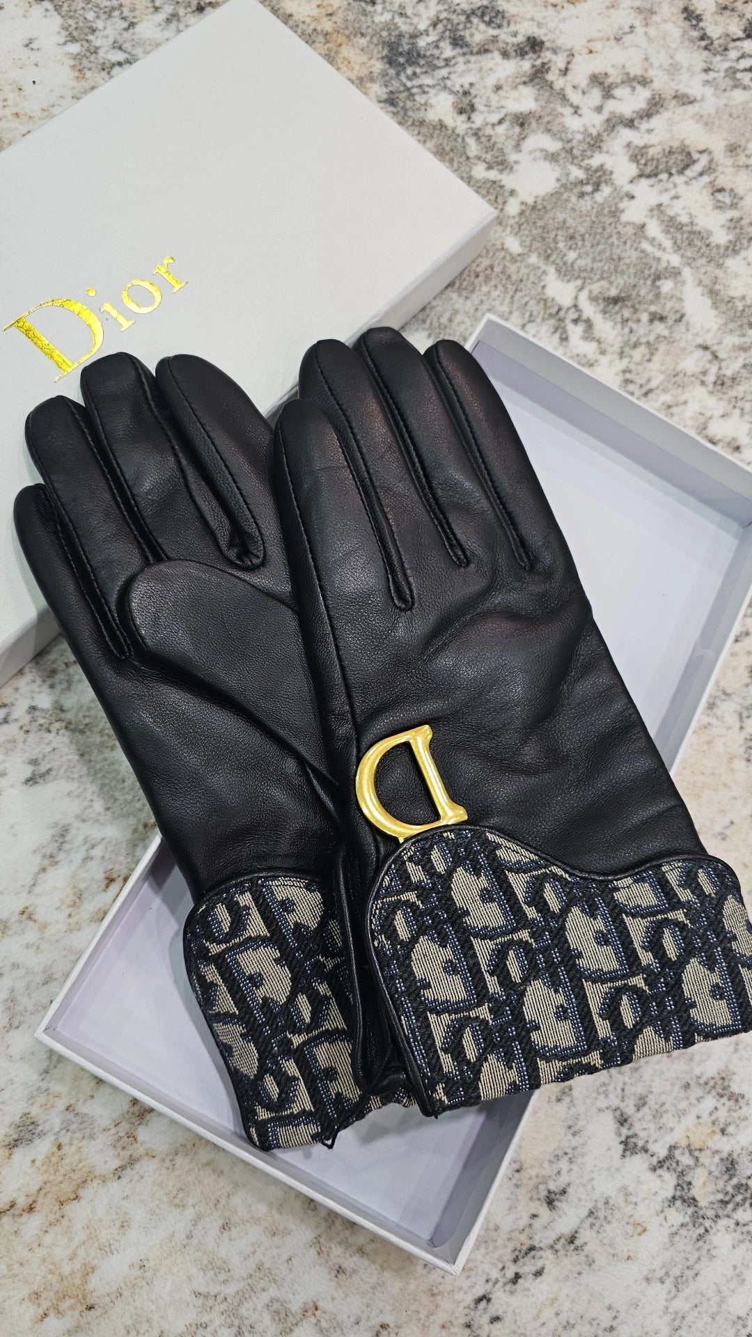 D leather gloves fleece lined with box run small with box
