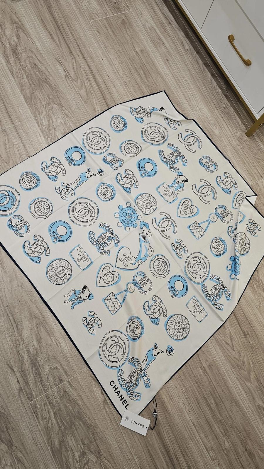 White& blue C scarf 90x90cm preorder