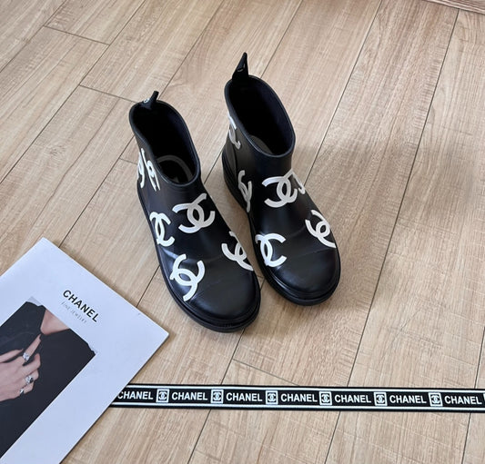 C Black & white rainboots preorder